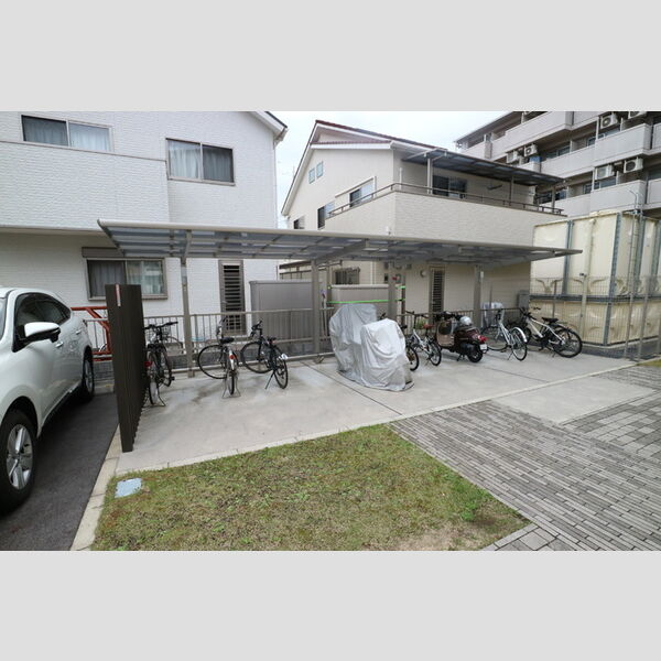 現地周辺 (駐輪場)