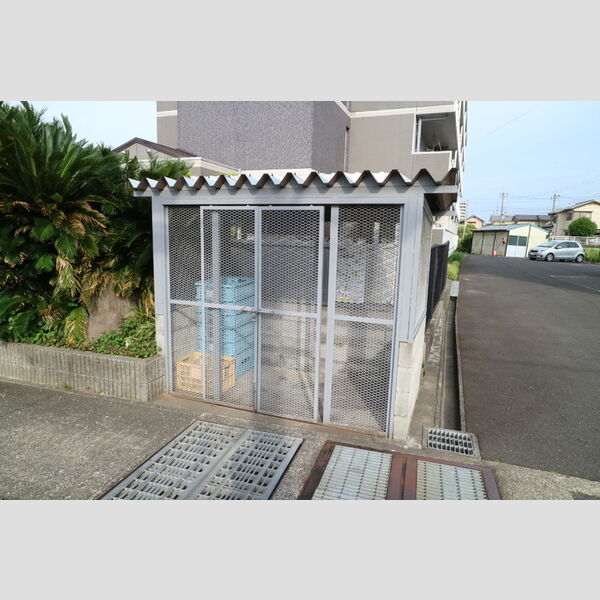 現地周辺 (ゴミ置場)