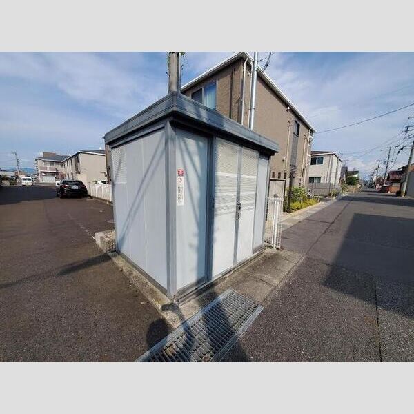 現地周辺 (ゴミ庫)