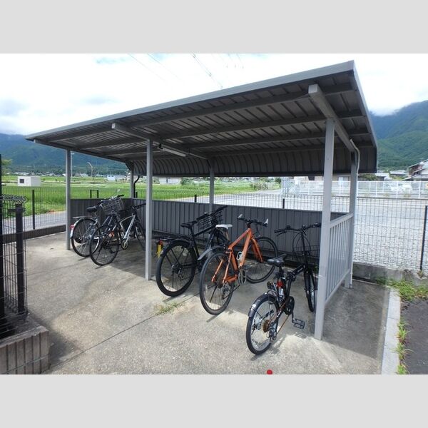 現地周辺 (駐輪場)