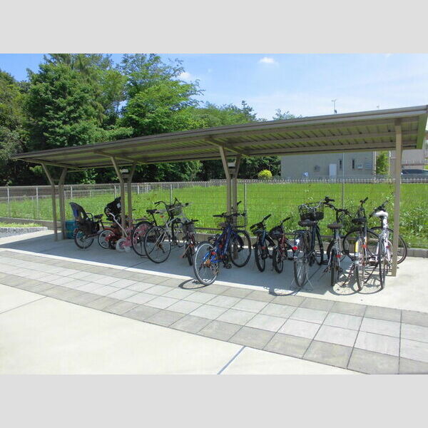 現地周辺 (駐輪場)