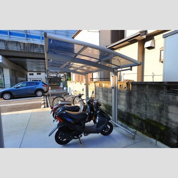 現地周辺 (駐輪場)