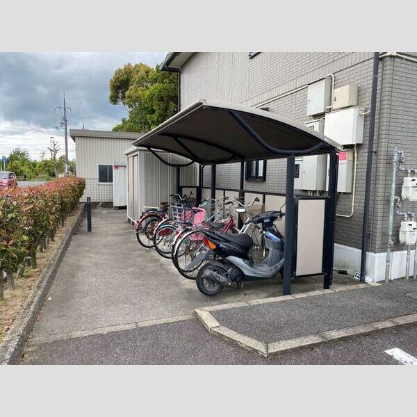 現地周辺 (駐輪場)