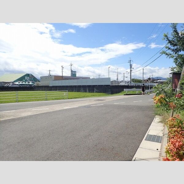 現地周辺 (前面道路)