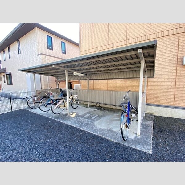 現地周辺 (駐輪場)