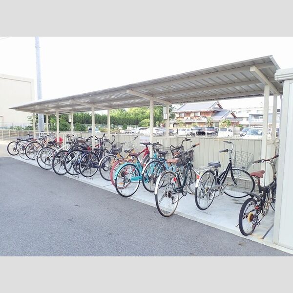 現地周辺 (駐輪場)