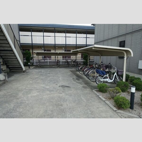 現地周辺 (駐輪場)