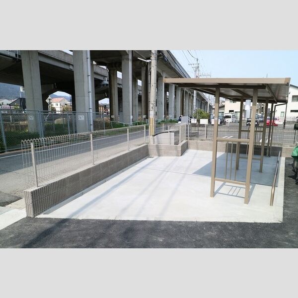 現地周辺 (駐輪場)