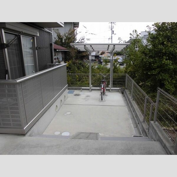 現地周辺 (駐輪場)