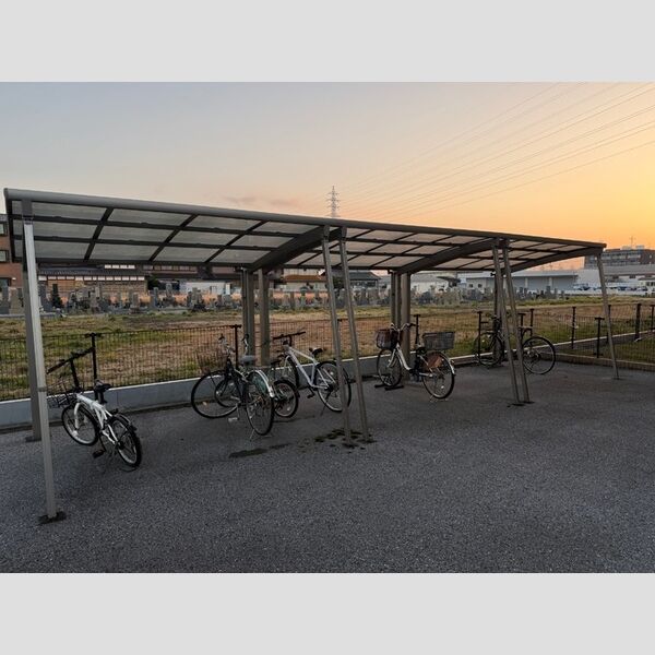 現地周辺 (駐輪場)