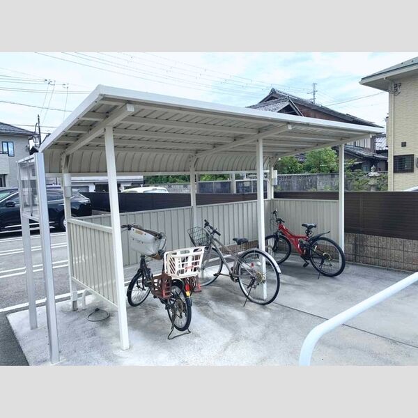 現地周辺 (駐輪場)