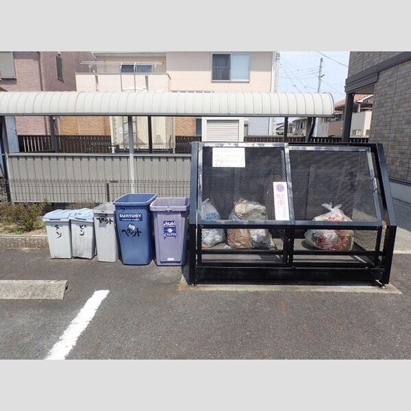 現地周辺 (ゴミ庫)