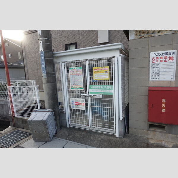 現地周辺 (ごみ置場)