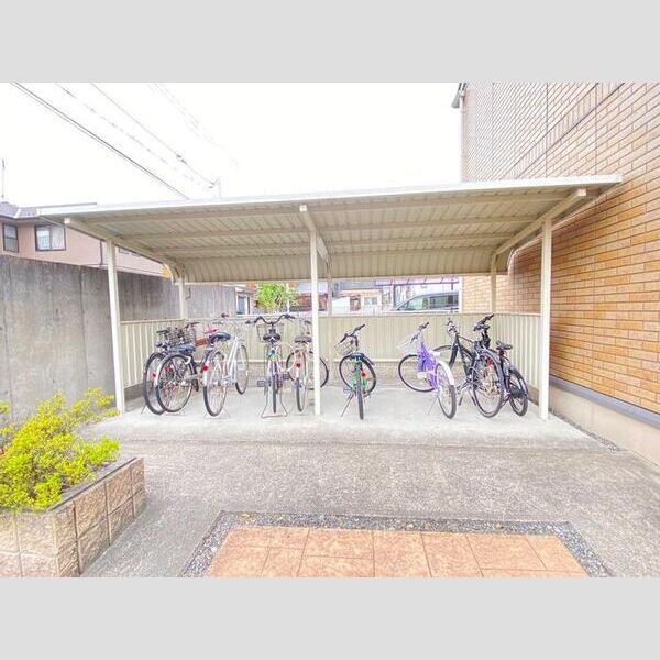 現地周辺 (駐輪場)