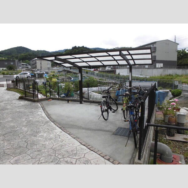 現地周辺 (駐輪場)