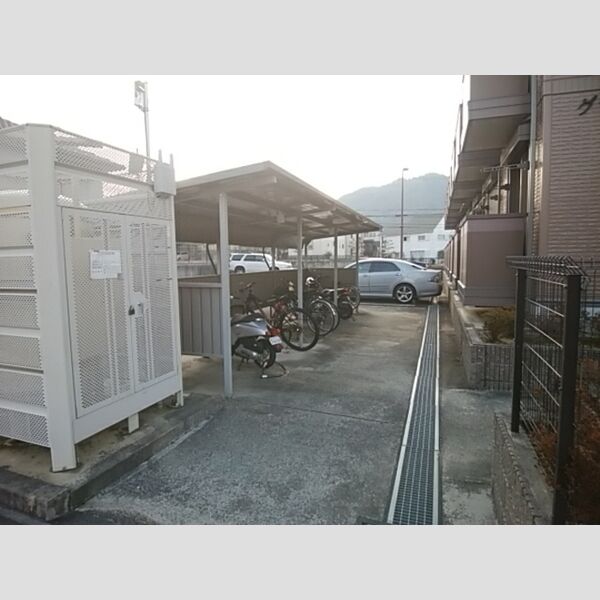 現地周辺 (駐輪場)