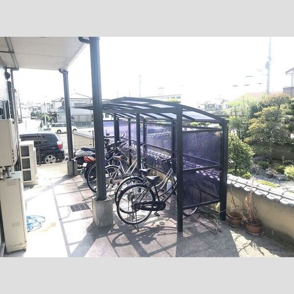 現地周辺 (駐輪場)