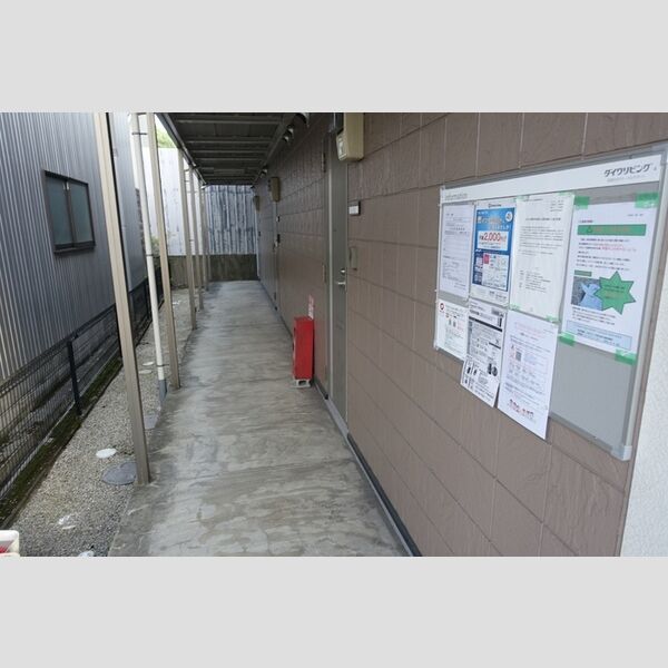 エントランス (共用廊下・掲示板)