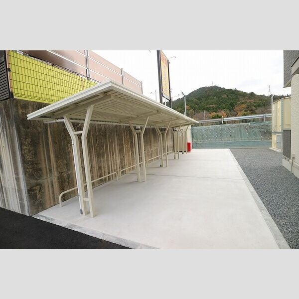 現地周辺 (駐輪場)