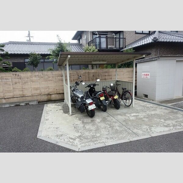 現地周辺 (駐輪場)