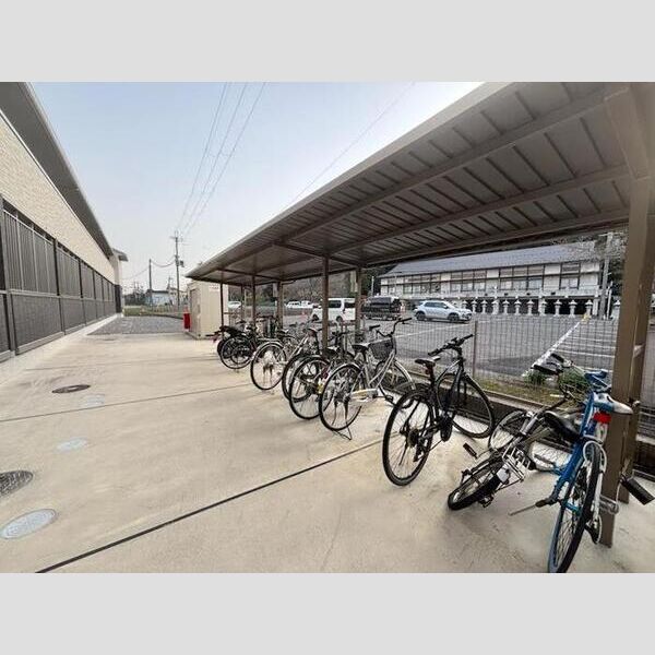 現地周辺 (駐輪場)