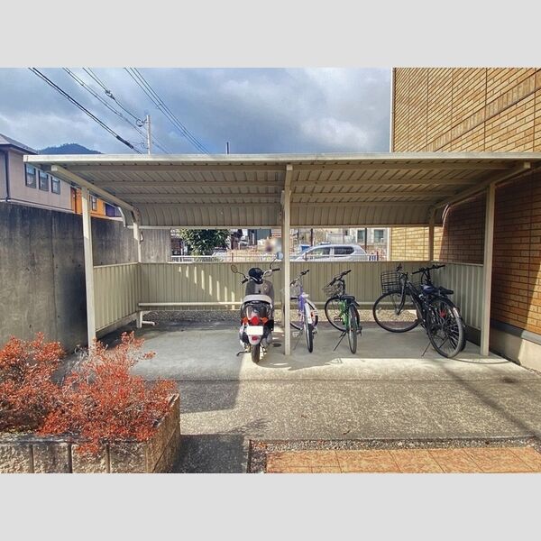 現地周辺 (駐輪場)