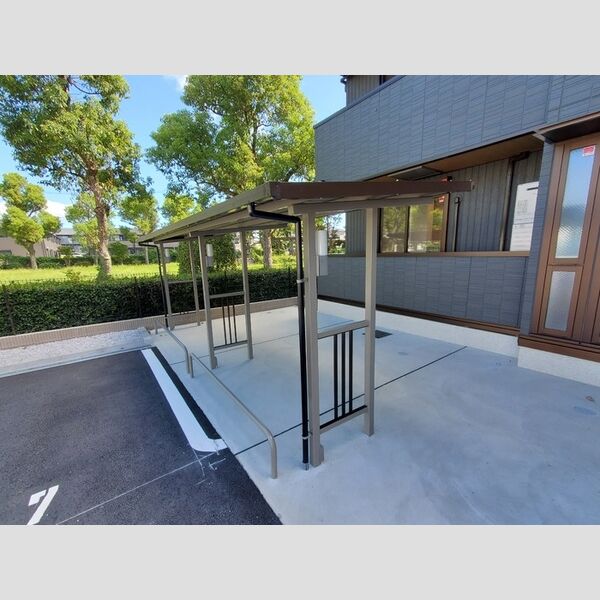 現地周辺 (駐輪場)