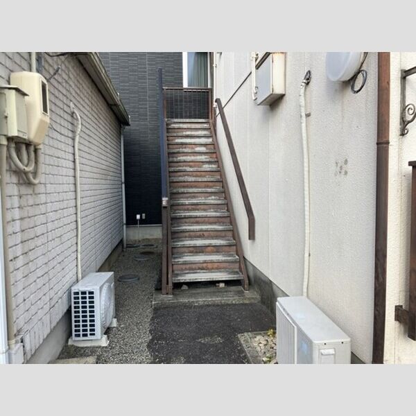 現地周辺 (共用部階段)