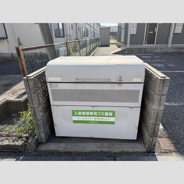 現地周辺 (ゴミ庫)