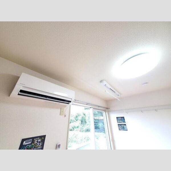 その他設備 (エアコン・室内物干し竿・LEDライト)