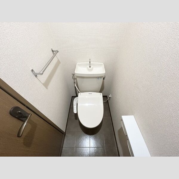 トイレ (トイレ)