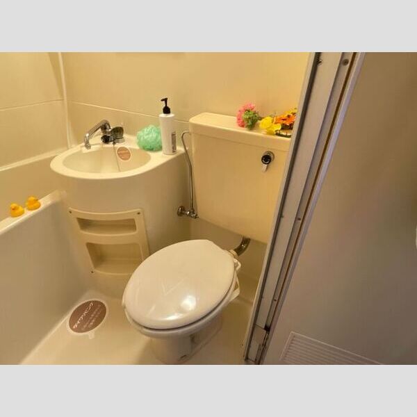 トイレ (トイレ)