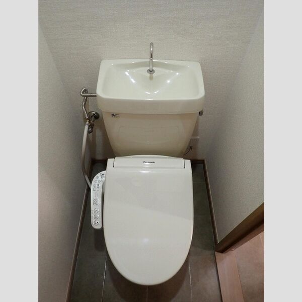 トイレ (トイレ)