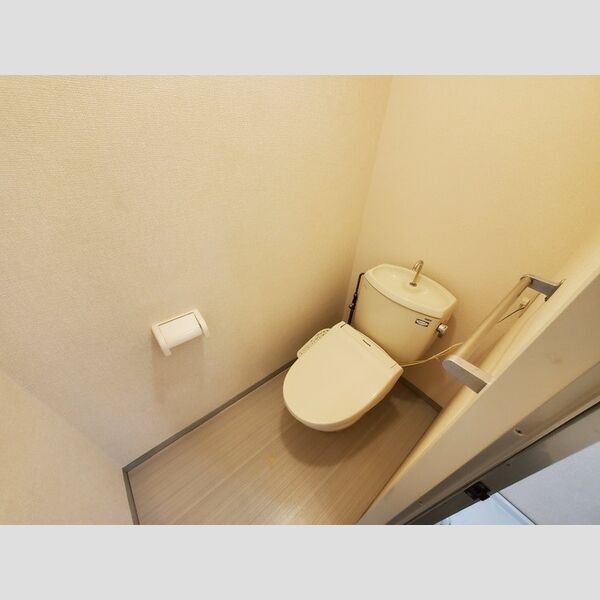 トイレ (トイレ)