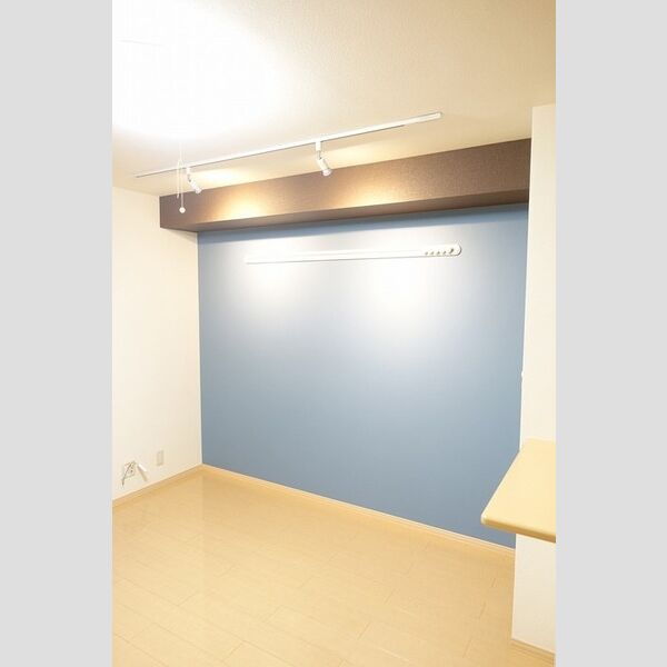 居室・リビング (洋室・スポットライト・アクセントクロス)