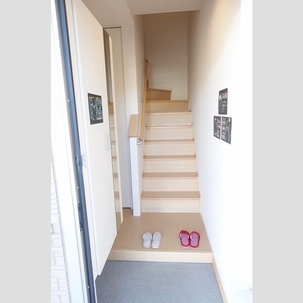 その他 (玄関～階段)