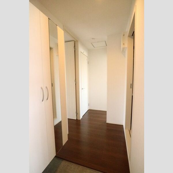 玄関 (玄関姿見ミラー付きシューズボックス)