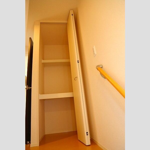 収納 (階段上物入れ)