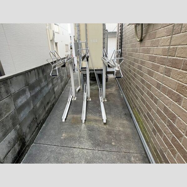 現地周辺 (駐輪場)