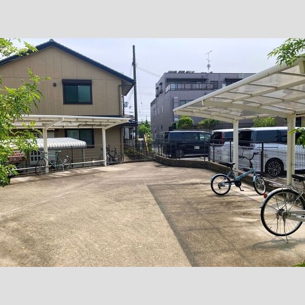 現地周辺 (駐輪場)
