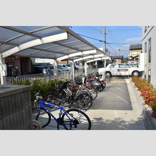 現地周辺 (駐輪場)