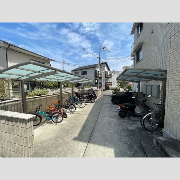 現地周辺 (駐輪場)