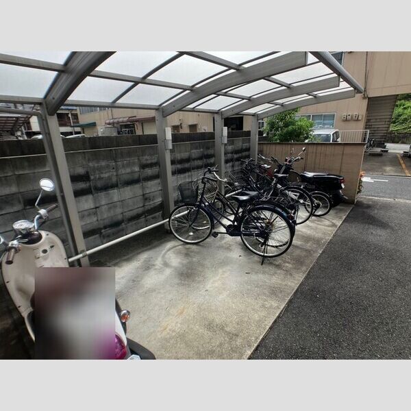 現地周辺 (駐輪場)