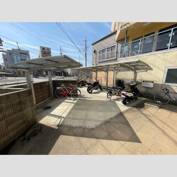 現地周辺 (駐輪場)