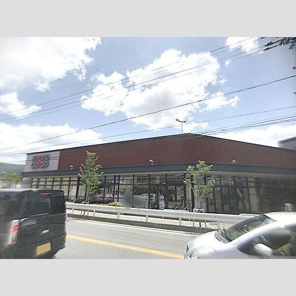 現地周辺 (真向かいにスーパーがあります)