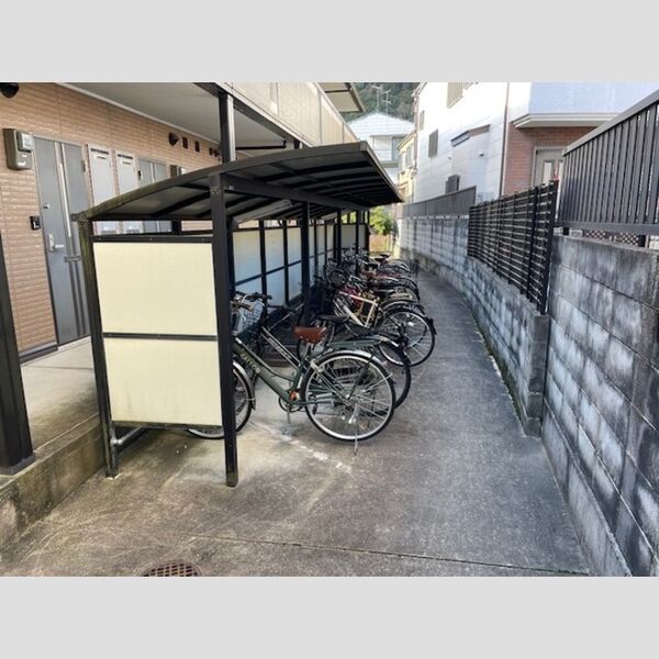 現地周辺 (駐輪場)
