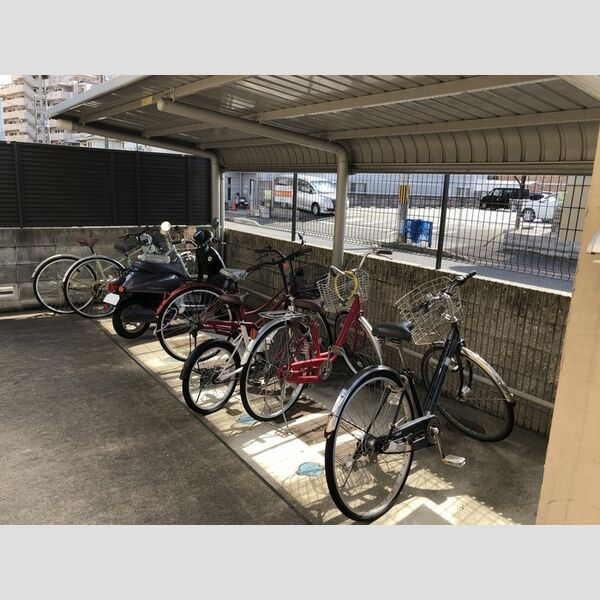 現地周辺 (駐輪場)