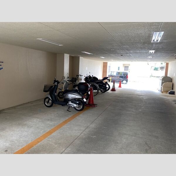 現地周辺 (駐輪場)