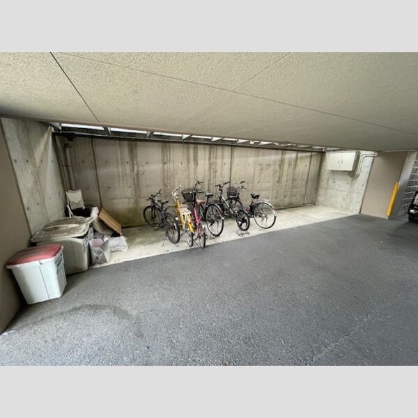 現地周辺 (駐輪場)