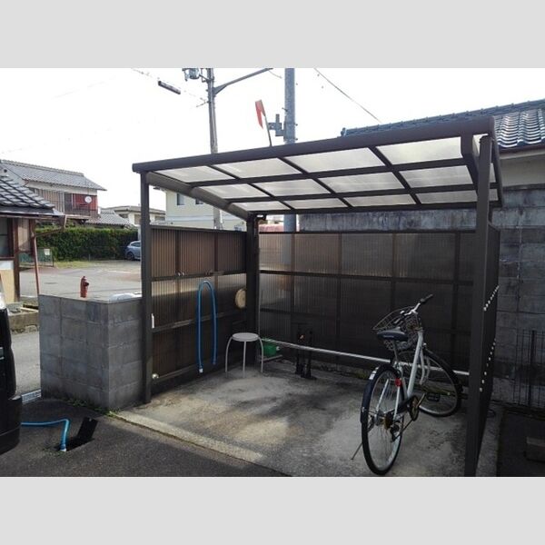 現地周辺 (駐輪場)